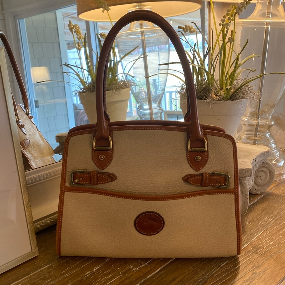 Dooney & Bourke 🦆 vintage cream leather hand bag